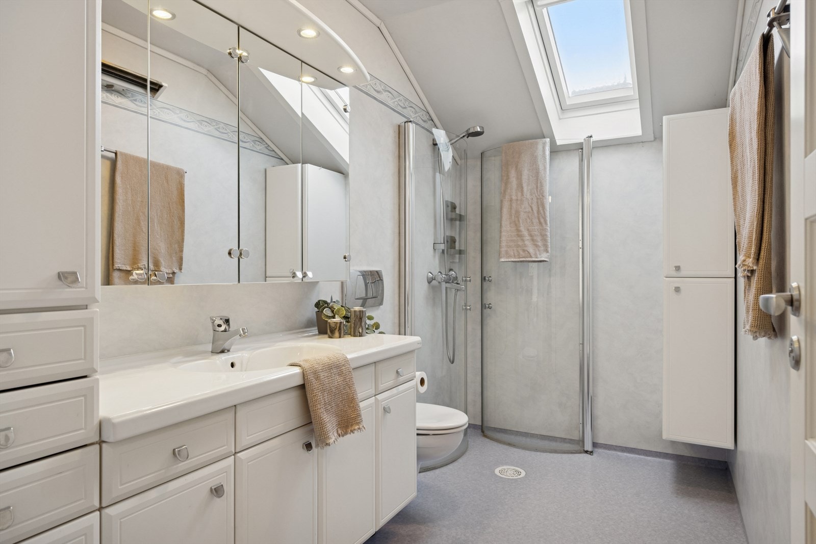 Hovedbadet er plassert i 2.etasje med praktisk tilknytning til boligens 3 soverom, innredet med dusjvegger i glass, servant og vegghengt toalett. Galleribilde