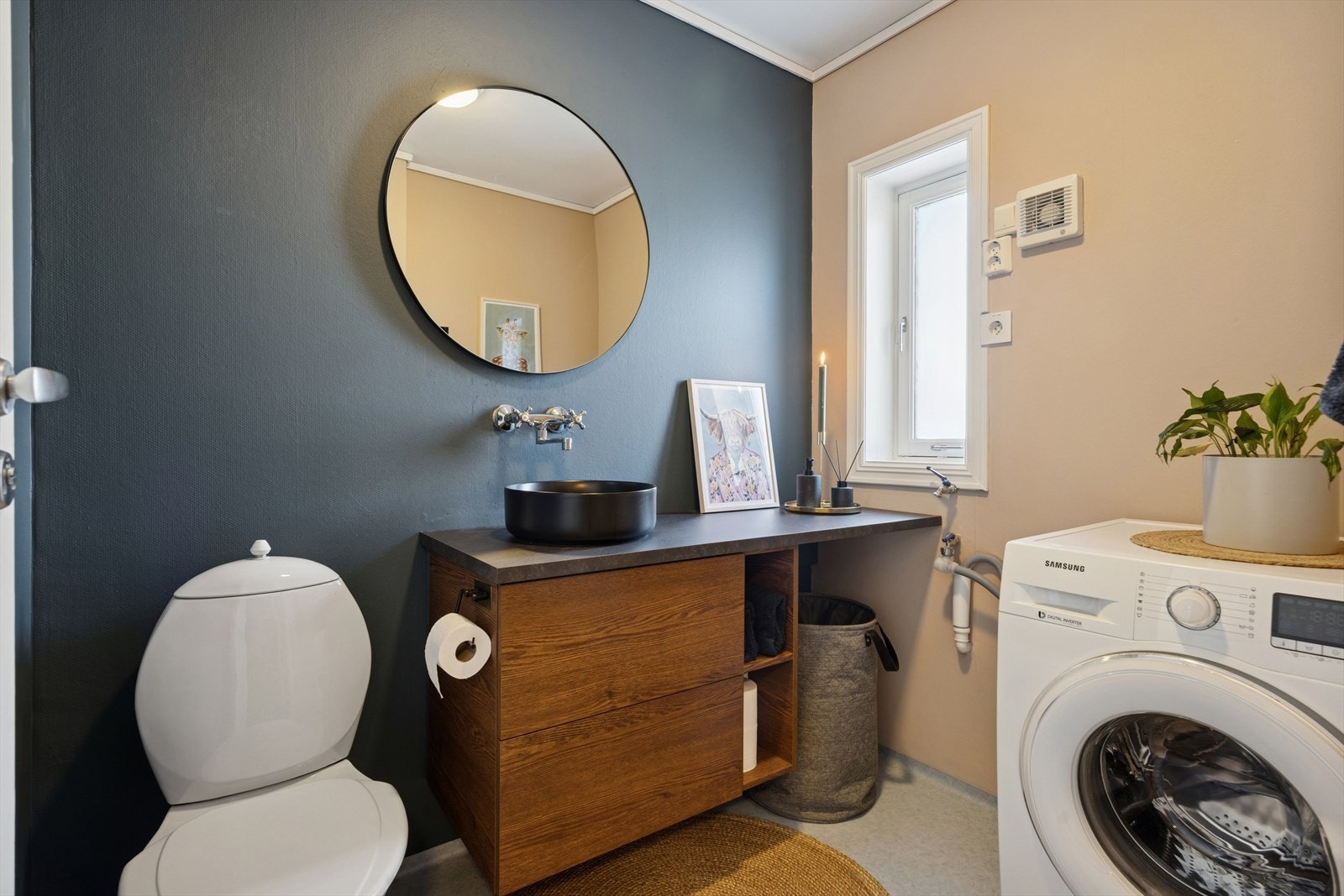 I 1.etasje har man også et praktisk vaskerom. Innredet med servant, toalett og opplegg til vaskemaskin. I 2023 ble veggene malet og det ble byttet servant, servantskap og armatur. Galleribilde