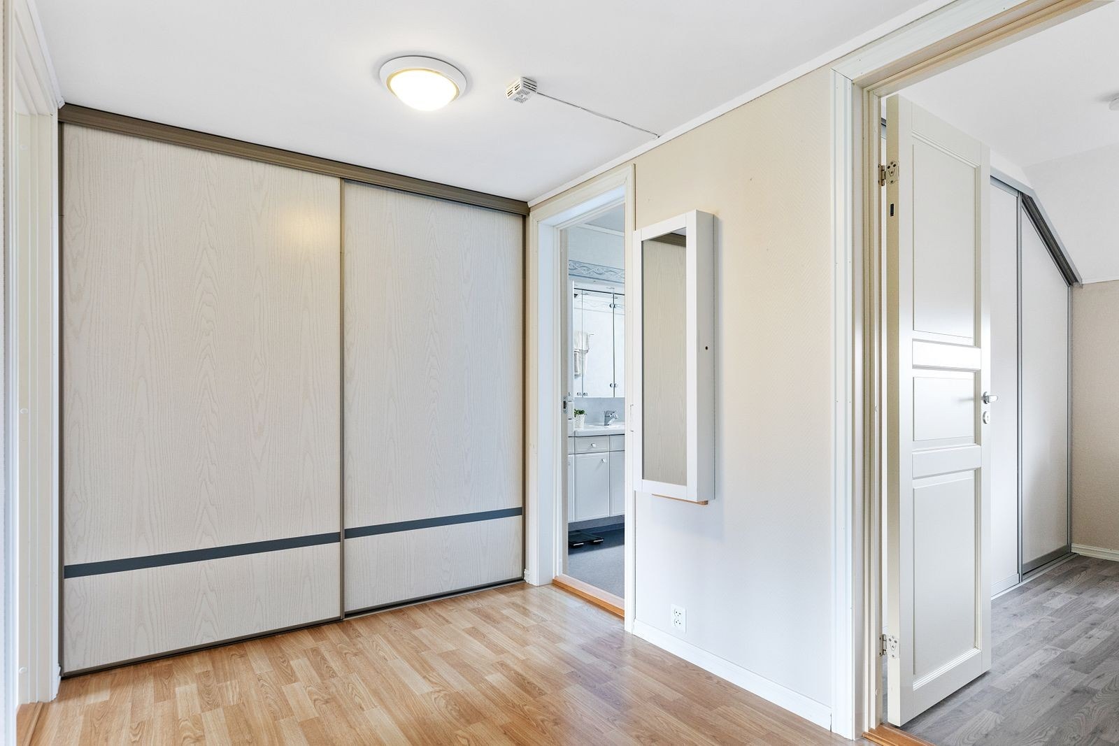 Stor skyvedørsgarderobe i 2. etasje. Galleribilde