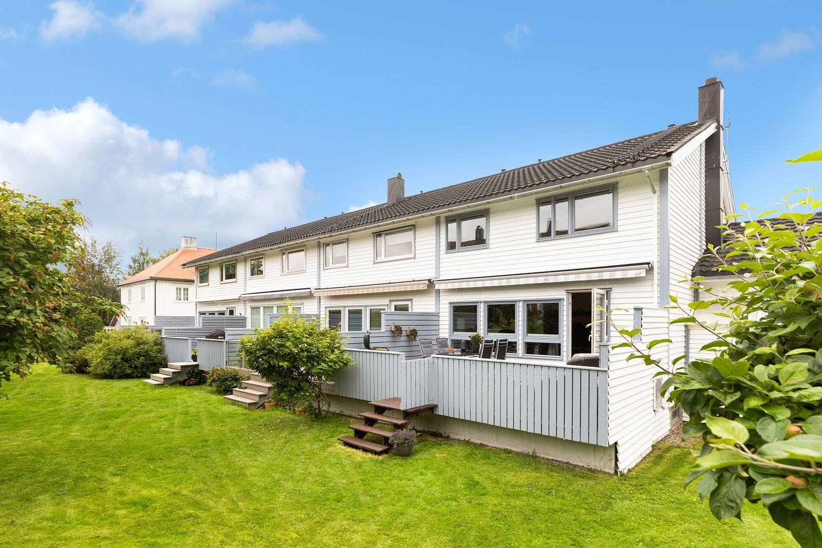 Boligen har en meget god beliggenhet i et barnevennlig og veletablert boligområde. Her bor man i flotte omgivelser. I nærområdet har man skoler, barnehager, lekeplass og det er gangavstand til de fleste servicefasiliteter man trenger i hverdagen. Galleribilde