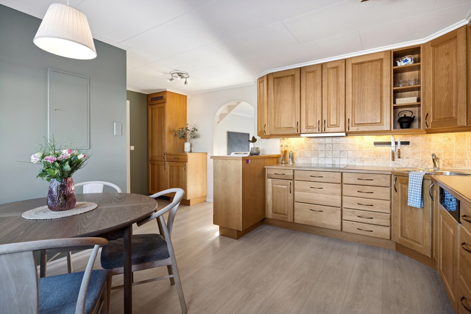 Meget romslig kjøkken med rikelig skap- og benkeplass. Galleribilde