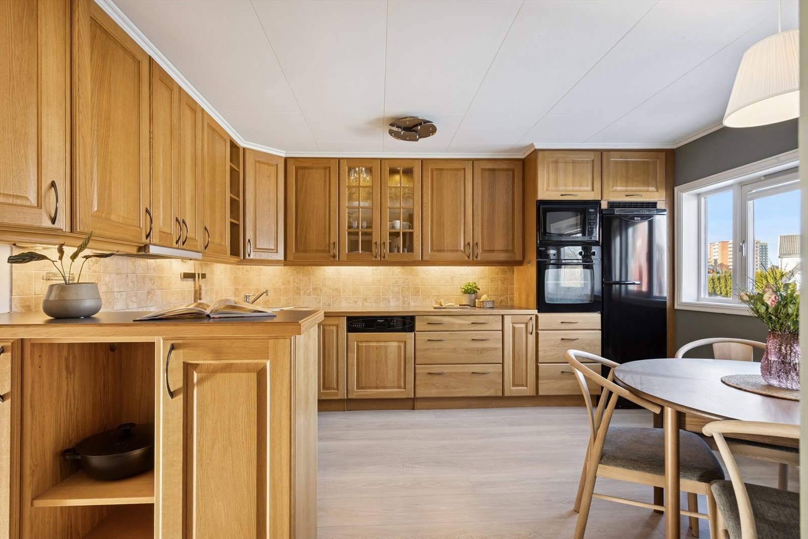 Kjøkkenet er på hele 18,6m², noe som gir god plass til sittegruppe inne på kjøkkenet. Galleribilde