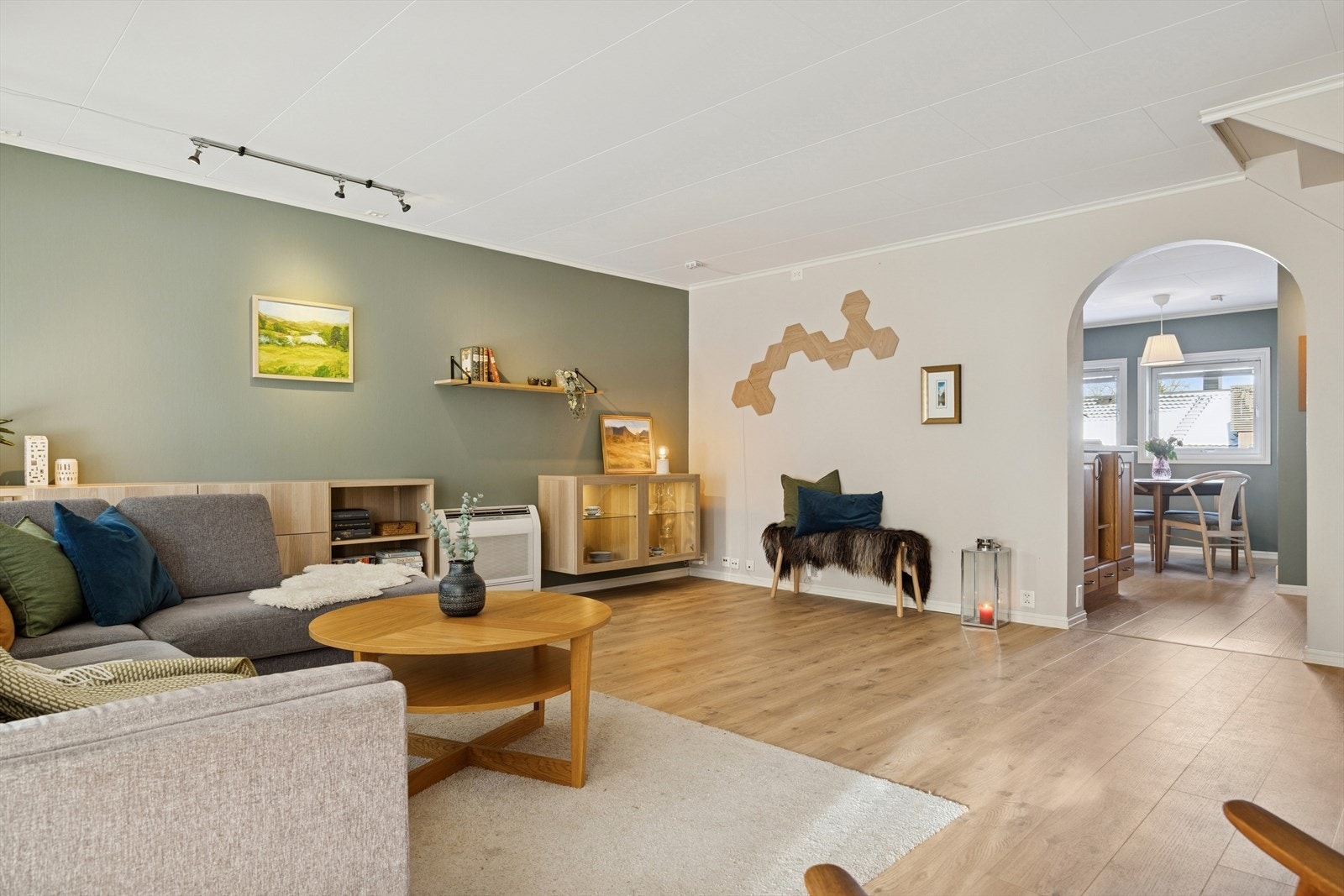 Stuen gir flere muligheter for møblering med plass til både sofagruppe og "god-stolene". Galleribilde