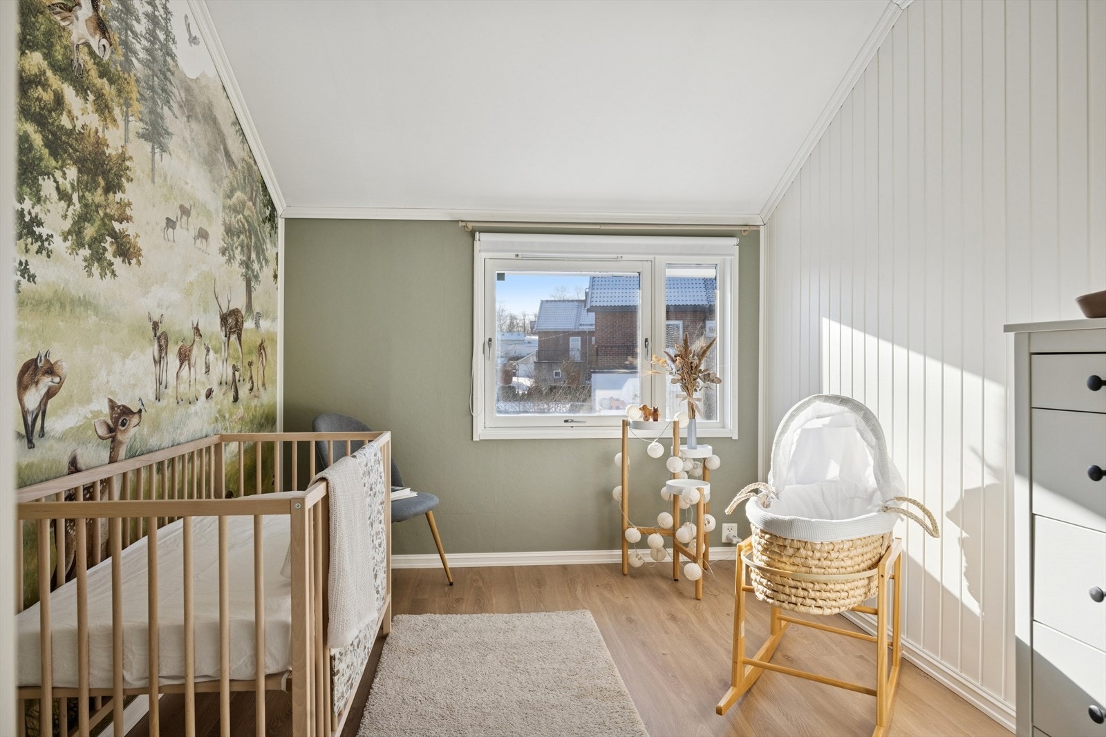 Meget innbydende "barnerom" for den minste. Det ble i 2024 lagt veggfornyer på tre vegger og panelplater på den siste veggen. Malt vegger og lagt bildetapet, samt nytt gulv. I 2025 ble det lagt nye lister. Galleribilde