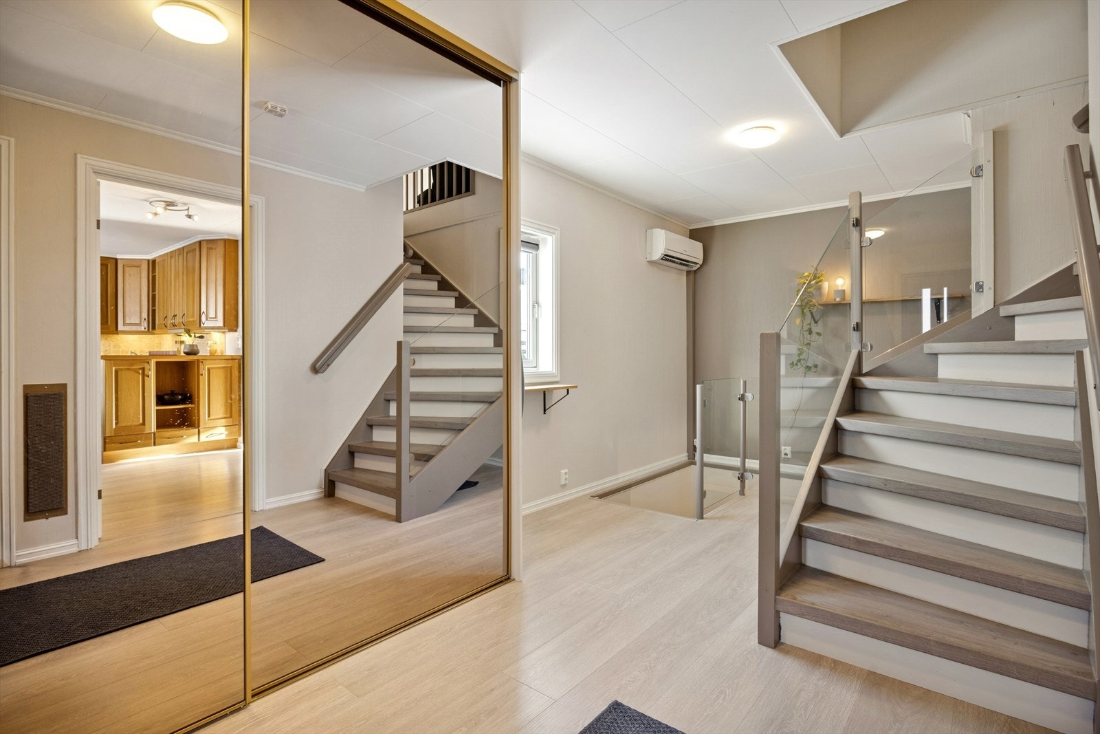 Rekkehuset har en innbydende entré med god plass og stor skyvedørsgarderobe. Galleribilde