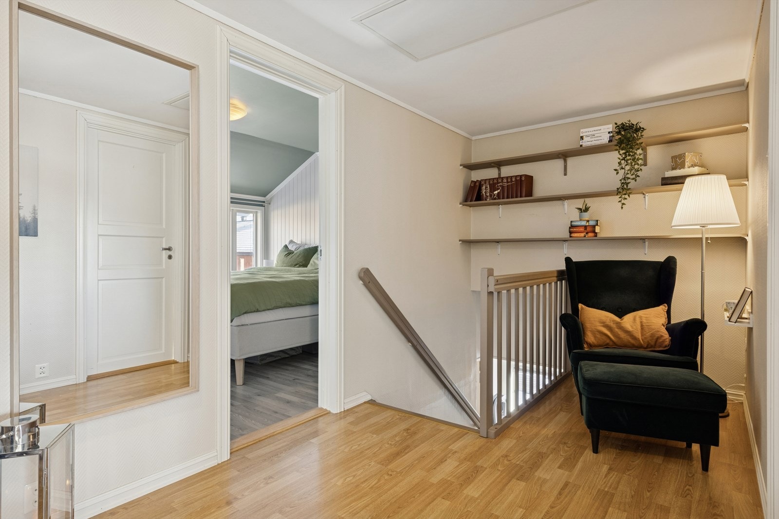 Gang i 2.etasje er romslig, og det er mulighet for et lite "kontorhjørne", det er videre utstyr med en skyvedørsgarderobe. Galleribilde