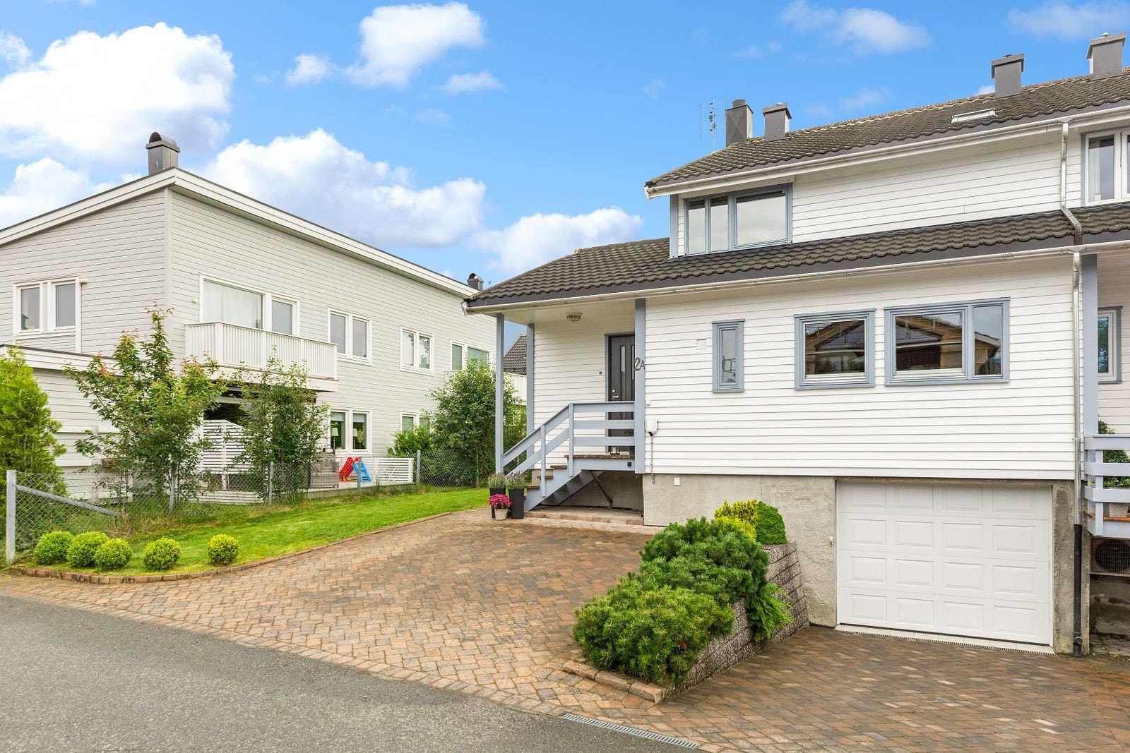 Velkommen til Armauer Hansens veg 2A! Dette er et enderekkehus med tilbygg og sentral beliggenhet, boligen nyter og gode kvaliteter som egen garasje og solrik hage/terrasse. Her er det også trygg og kort vei til både barnehage og skole. Galleribilde