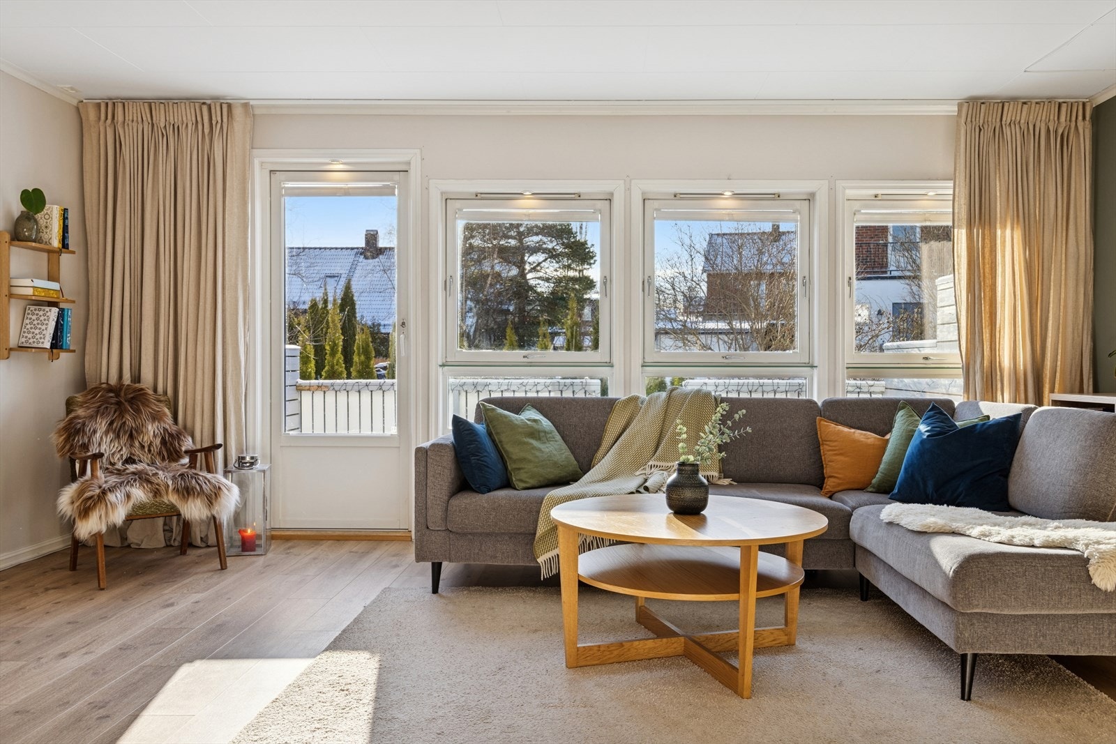 Fra stuen er det direkte utgang til en herlig terrasse og hage. Galleribilde