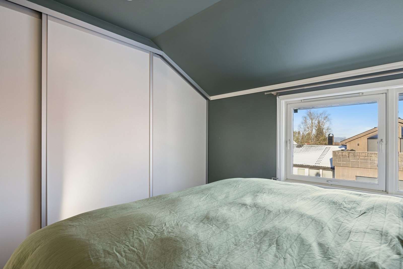 Her har man rikelig med skapplass i skyvedørsgarderobe. Det ble i 2025 lagt veggfornyer på to vegger og panelplater på en vegg, samt malet. Det ble også lagt nye lister. Galleribilde