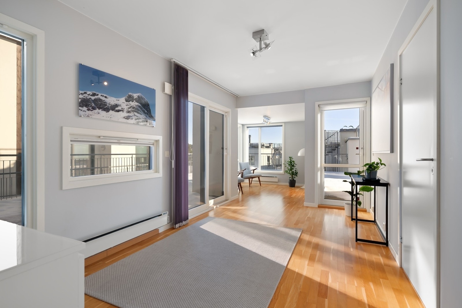 Totalt er det 4 gode soverom, TV-stue/ allrom med romslig skapløsning. Deler av TV-stuen er adskilt og kan benyttes som gjesterom/kontor. Galleribilde