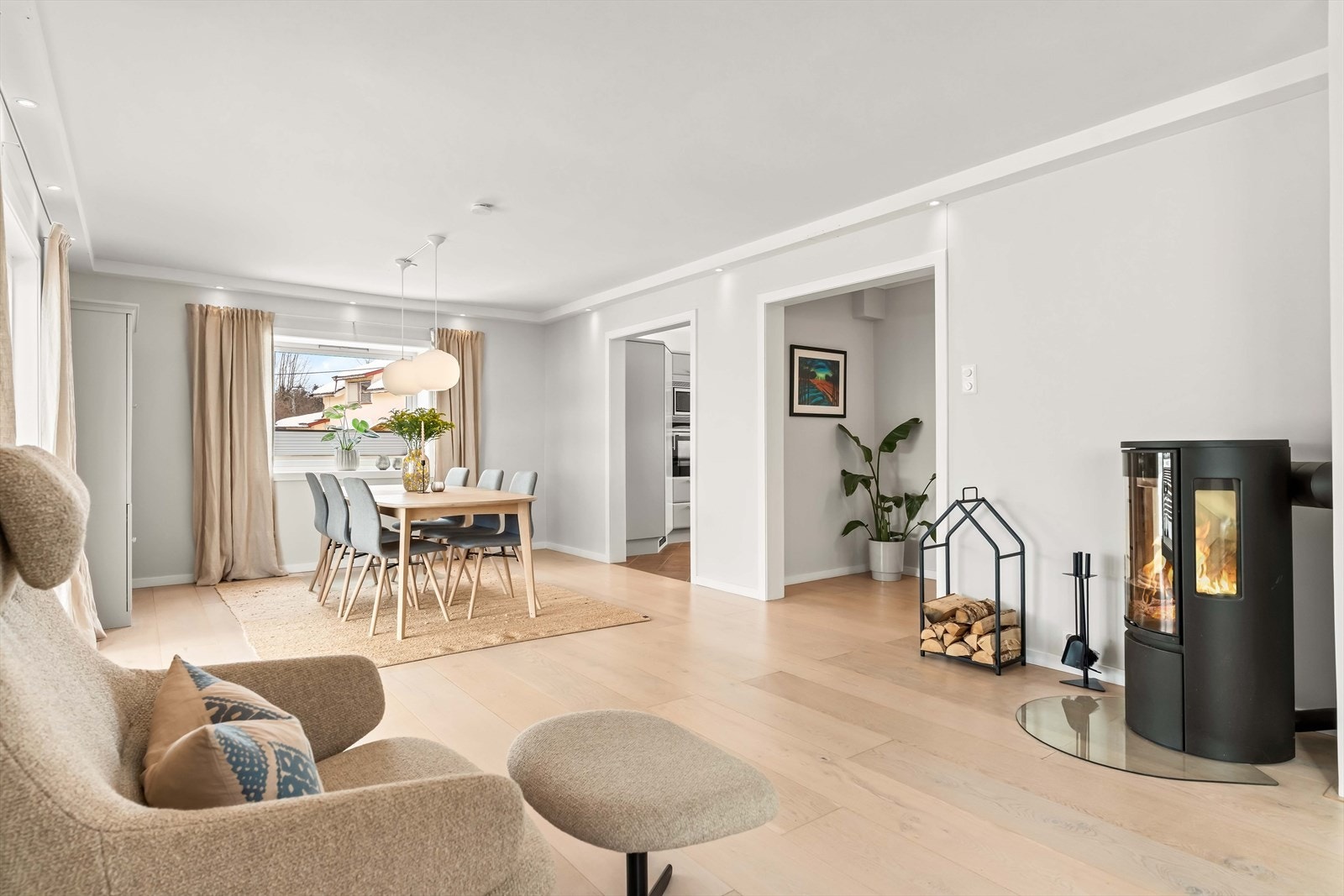 Fra stuen er det naturlig overgang til spiseplass - perfekt for lange middager med familie og venner. Her kombineres trivsel og funksjonalitet. Galleribilde