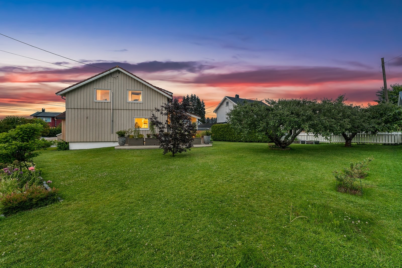 Sommerbilde fra 2024. Noen trær og busker er fjernet i dag, samt at bedet er endret på Galleribilde