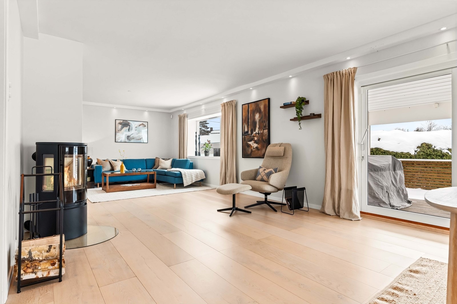 Lys og innbydende stue med god plass til sofagruppe og hyggelige samlingsstunder. Den åpne løsningen gir en luftig romfølelse. Galleribilde