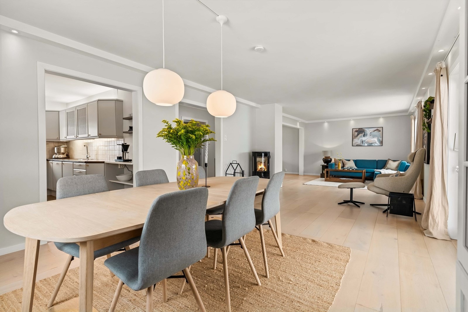 Den åpne løsningen mellom stue og kjøkken skaper en sosial og inkluderende atmosfære. Her kan vertskapet være en del av samtalen. Galleribilde