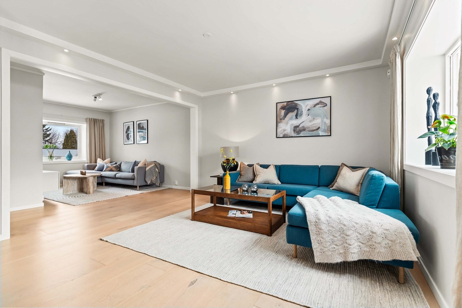 Her får du rikelig med plass til både sofakrok og mediemøblement. Downlights i himlingen gir en behagelig og moderne belysning. Galleribilde