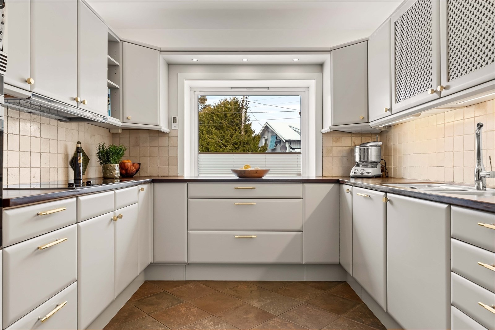 Kjøkkenet har et hyggelig og hjemmekoselig uttrykk - et rom man trives i. Ventilator med utsug til friluft. Galleribilde