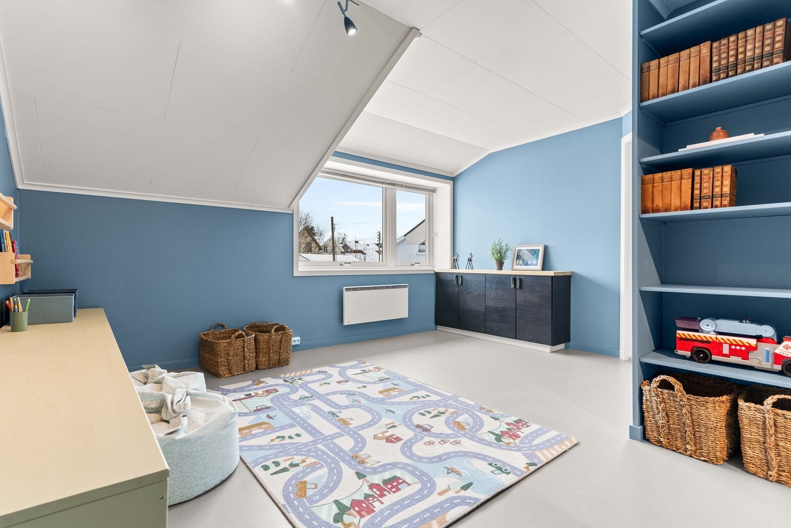 Ekstra stue i loftsetasjen gir fleksible bruksmuligheter. Perfekt som TV-stue, lekerom eller ungdomssone. Galleribilde