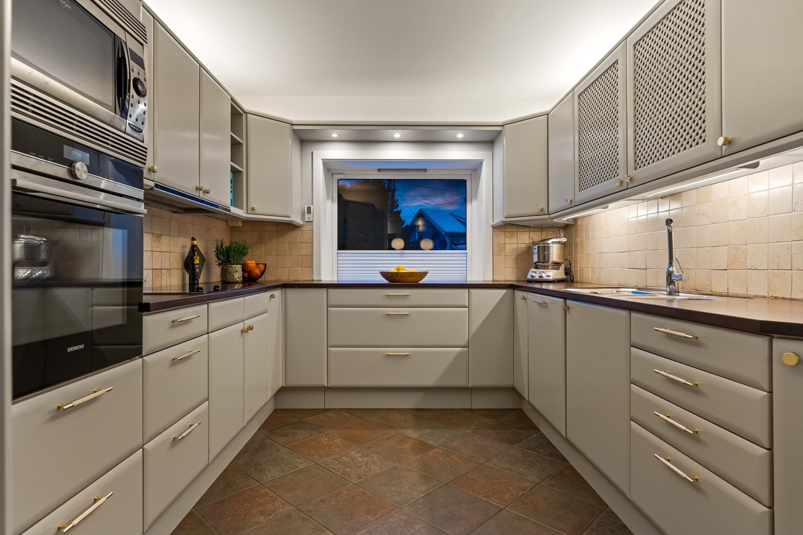 Klassisk og stilrent kjøkken med slette fronter og heltre benkeplate. Godt med skap- og benkeplass for den matglade. Galleribilde