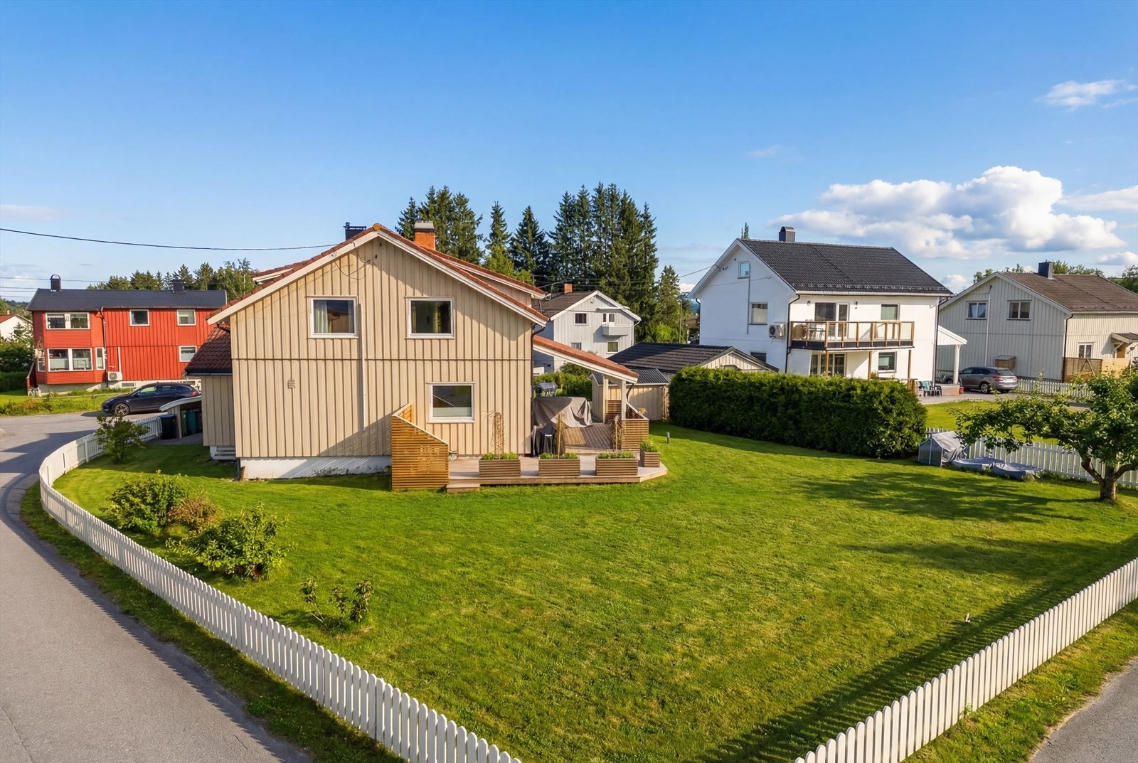 Velkommen til et hjem som virkelig skiller seg ut - en flott enebolig med attraktiv beliggenhet og nydelige uteområder. Her bor du fredelig og familievennlig, med alt lagt til rette for gode hverdager. Galleribilde