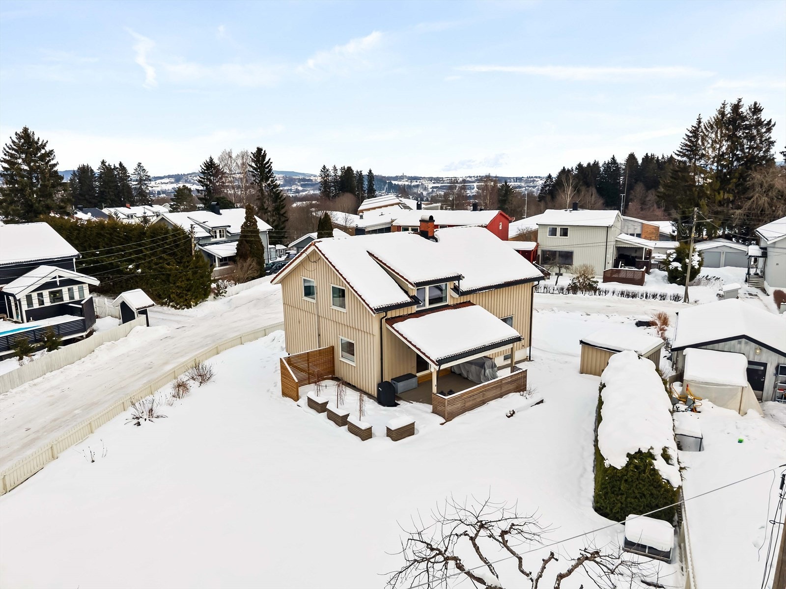 Fasaden fremstår velholdt og tiltalende. Et hjem du kan være stolt av å komme hjem til. Galleribilde