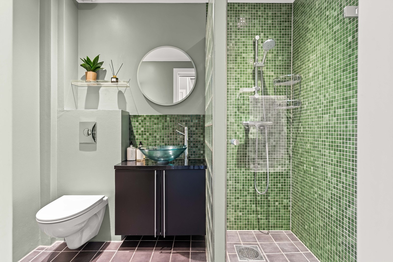 Delikat bad i 1. etasje med moderne innredning og LED-belyst speil. Flislagt gulv med varme gir en behagelig start på dagen. Galleribilde