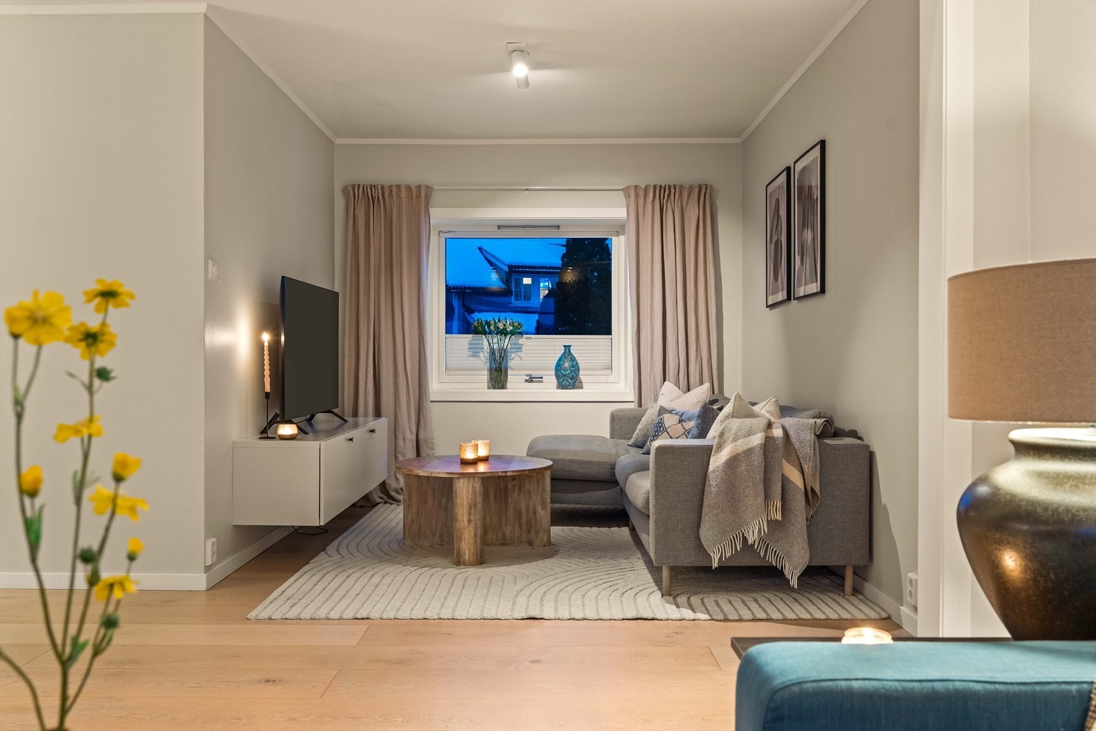 Stuen er enkel å møblere med god plass til flere soner. Galleribilde