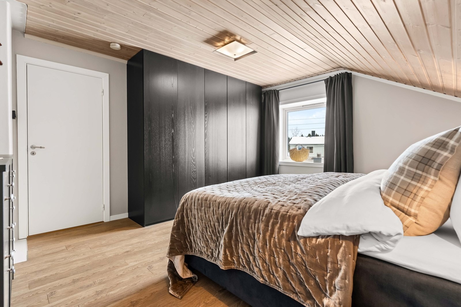 Soverom med god plass til både seng og garderobe. Perfekt som barnerom, gjesterom eller kontor. Galleribilde