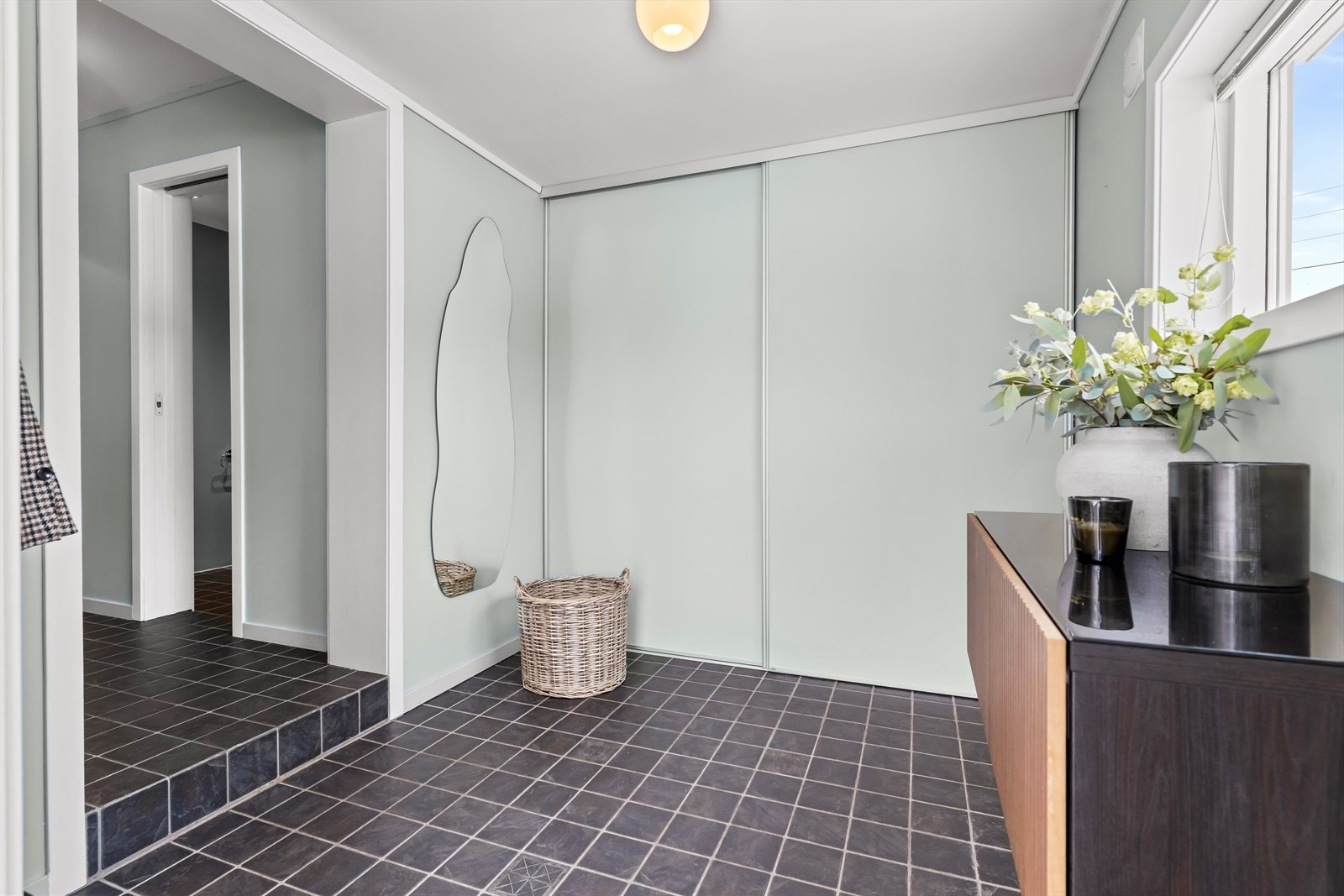 Entréen gir et svært godt førsteinntrykk med flislagt gulv og varme under. Skyvedørsgarderoben sørger for praktisk oppbevaring. Galleribilde