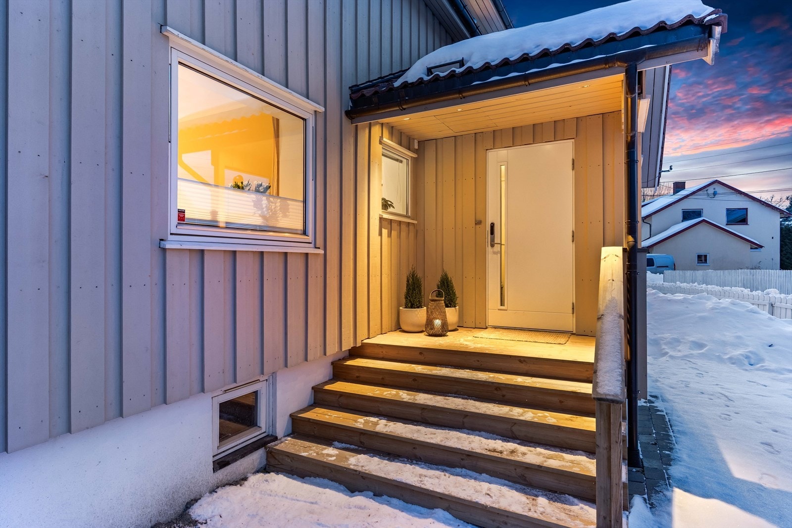 Overbygget inngangsparti og belysning gir en lun og trygg ankomst - året rundt. Galleribilde