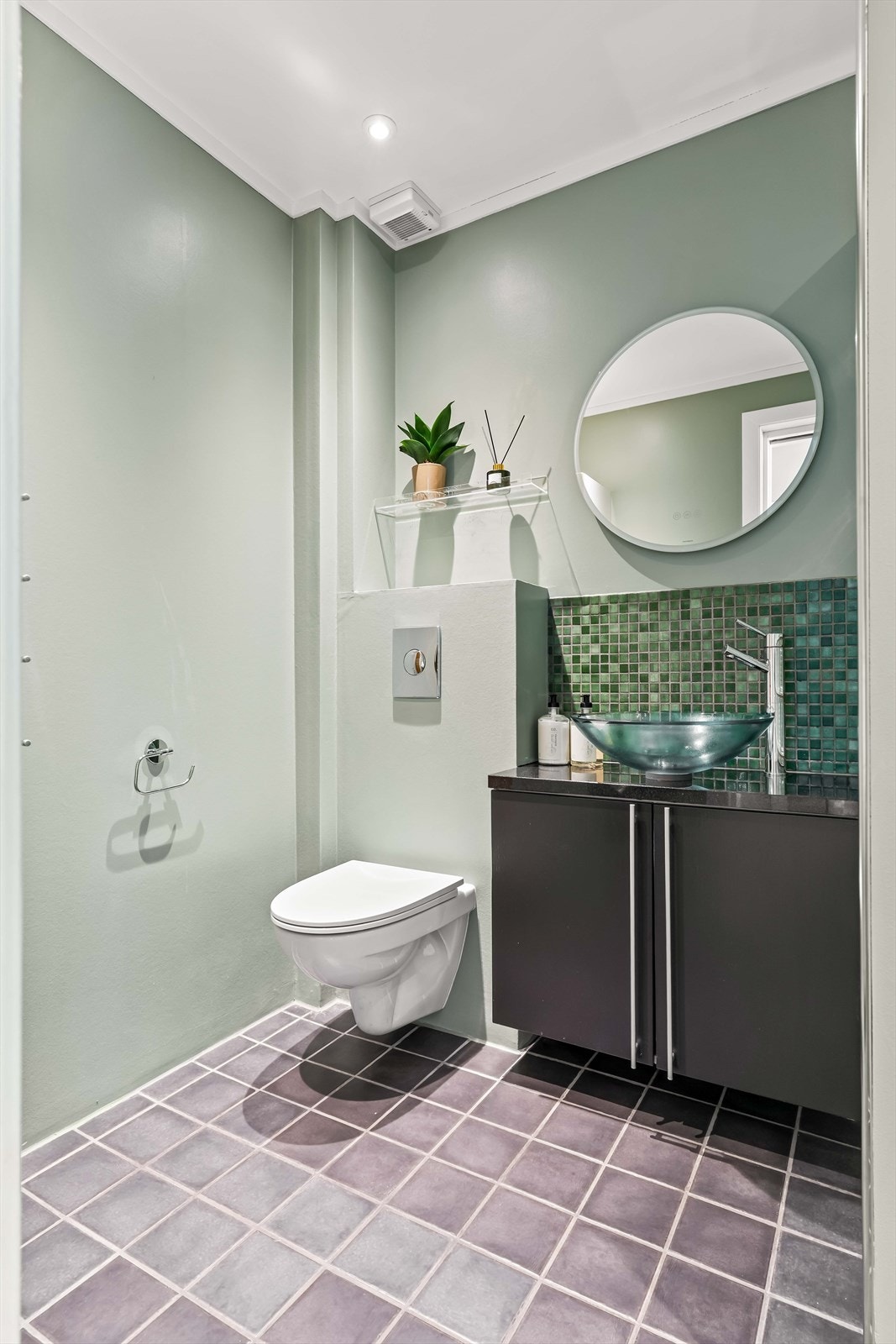 Badet fremstår helhetlig og pent med gjennomførte materialvalg. Praktisk innredning med gode oppbevaringsmuligheter. Galleribilde