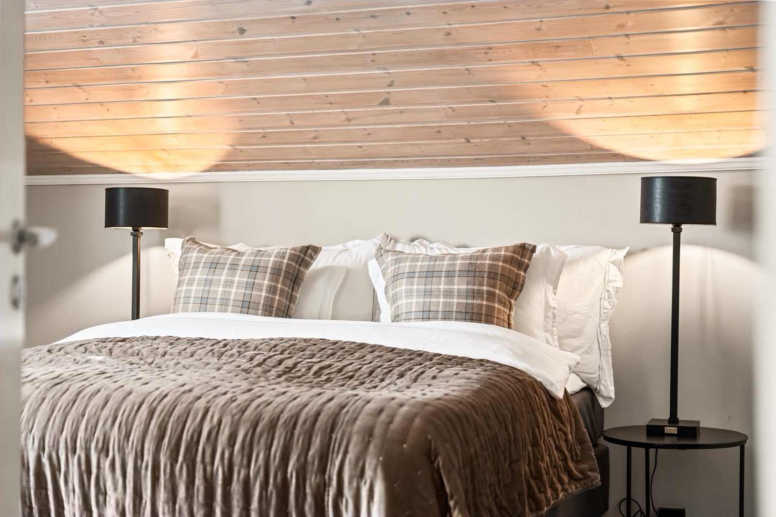 Lunt og stemningsfullt soverom med skråtak som gir karakter. Et rom med særpreg og sjel. Galleribilde