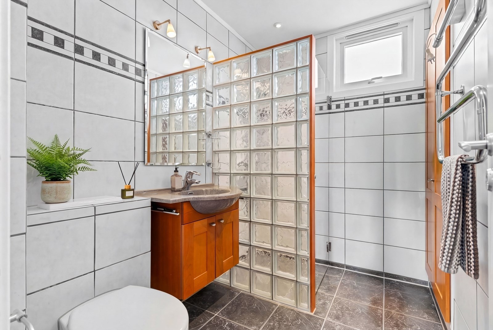 Bad i 2. etasje med klassiske fliser og god planløsning. Praktisk for barnefamilien. Galleribilde