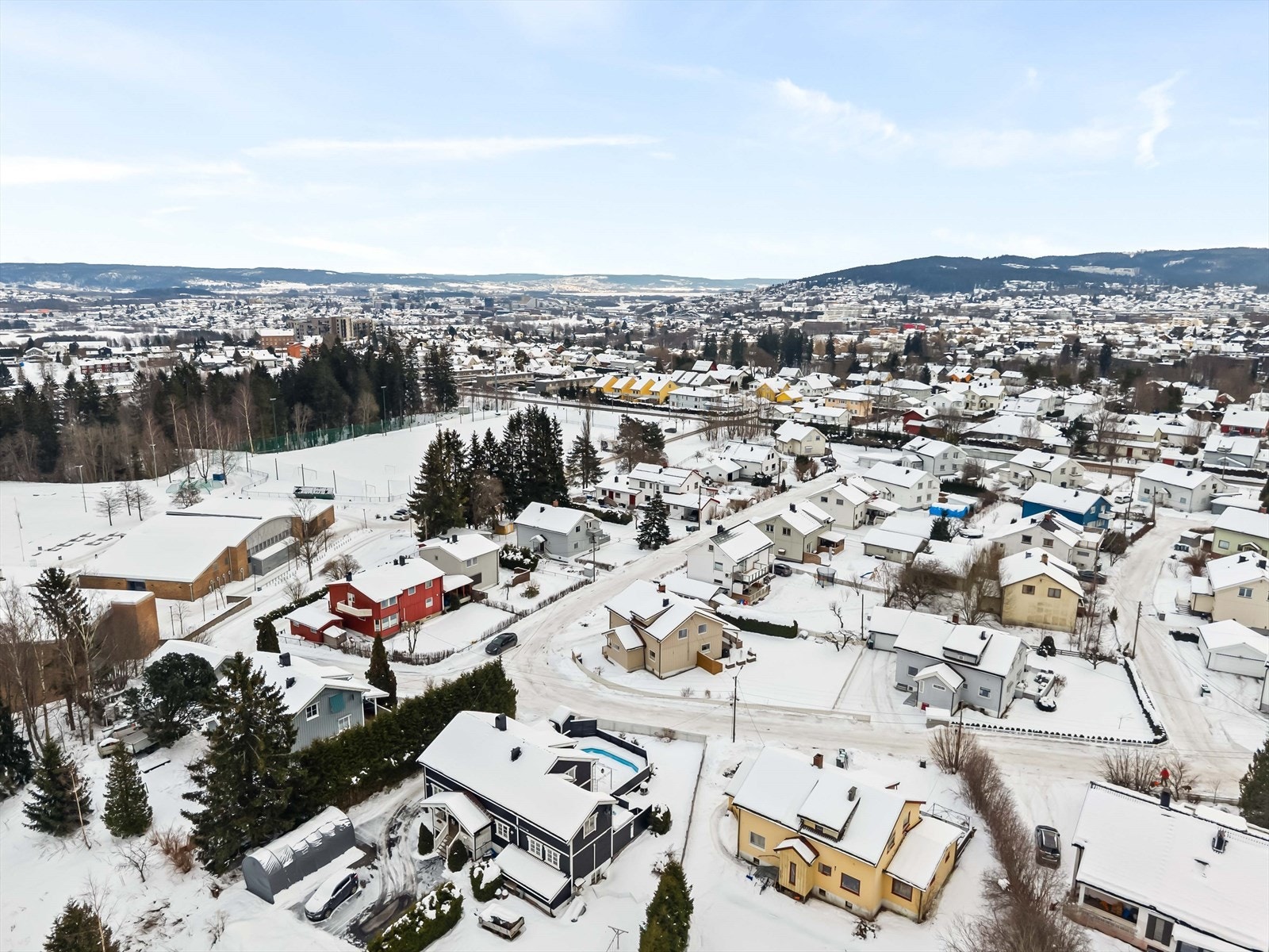 Fra eiendommen har du utsyn over nærområdet og vakre omgivelser. En beliggenhet som må oppleves. Galleribilde