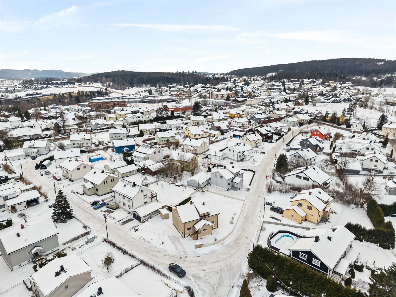 Nabolaget byr på fine omgivelser og gode solforhold. Et attraktivt sted å slå seg ned. Galleribilde