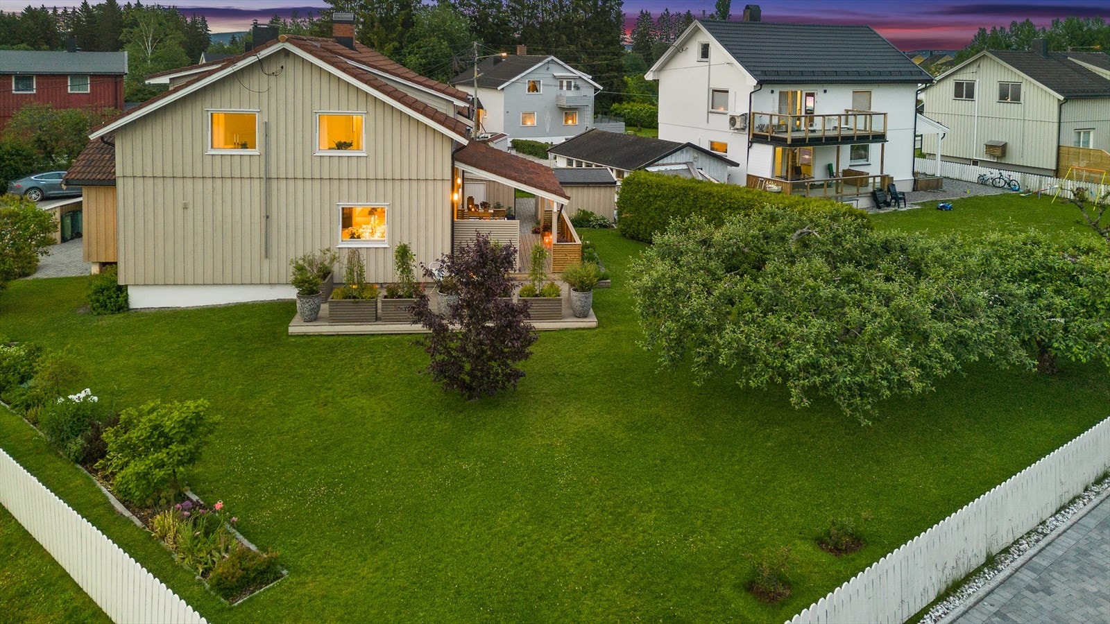 Sommerbilde fra 2024. Noen trær og busker er fjernet i dag, samt at bedet er endret på Galleribilde