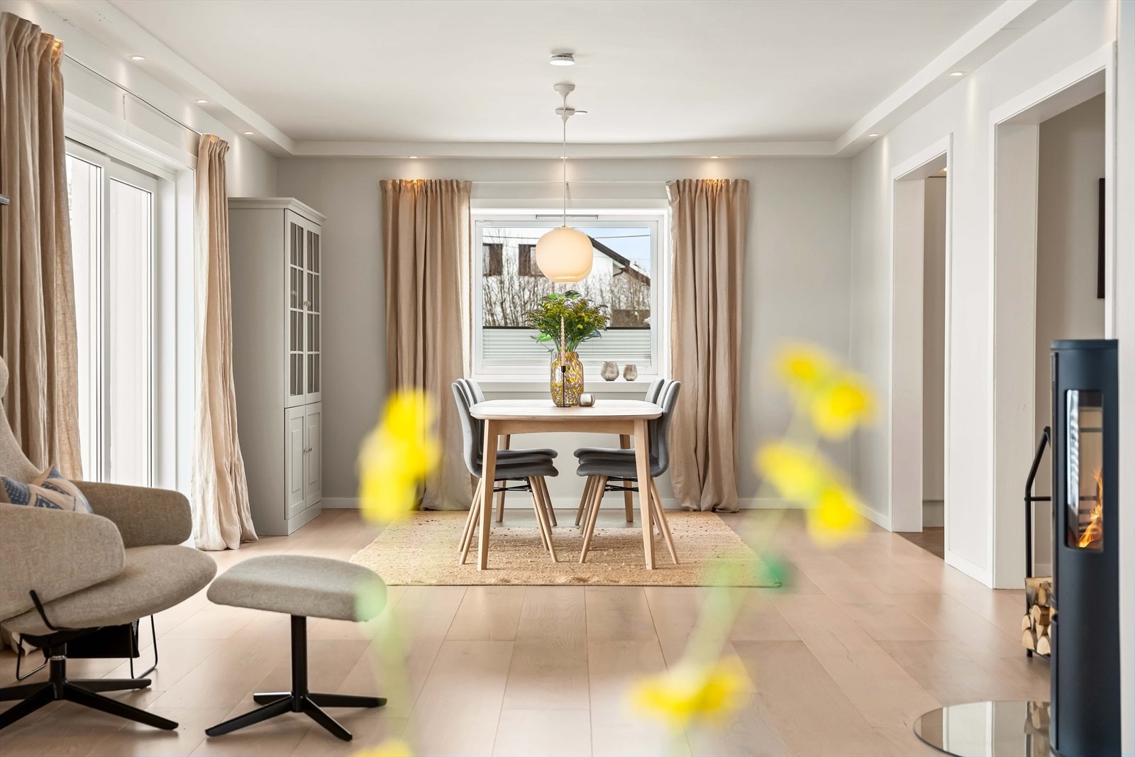 Spisestuen ligger lyst og trivelig til, med god plass til et stort spisebord. Et rom som virkelig innbyr til selskapeligheter. Galleribilde