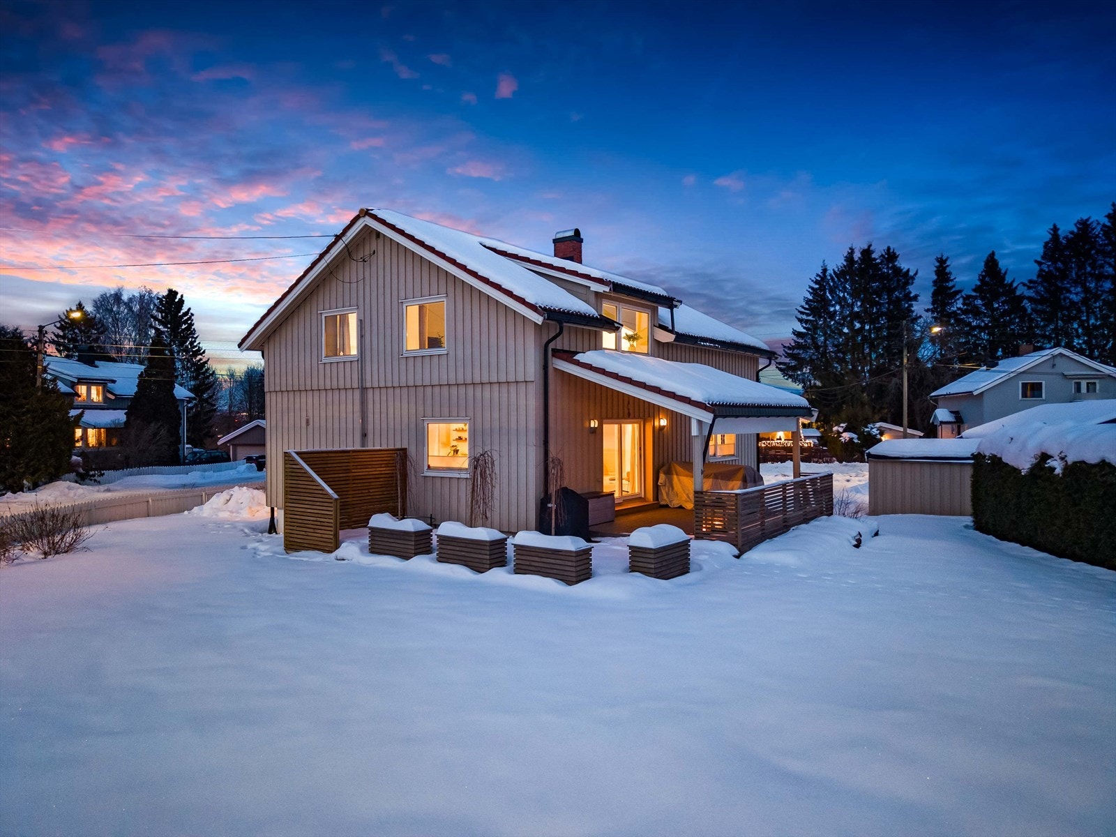 Stemningsfull fasade i kveldslys - boligen fremstår både innbydende og velholdt. Galleribilde