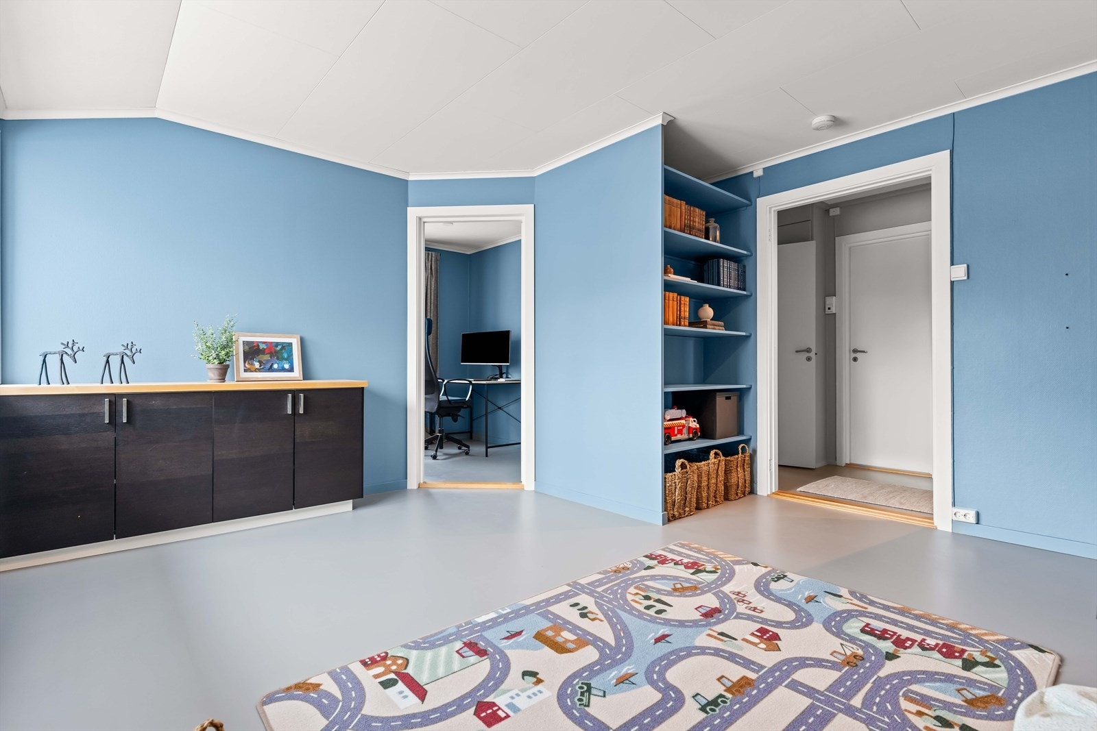 Loftstuen har en koselig atmosfære og god plass til sofagruppe. Et ideelt rom for avslapning. Galleribilde