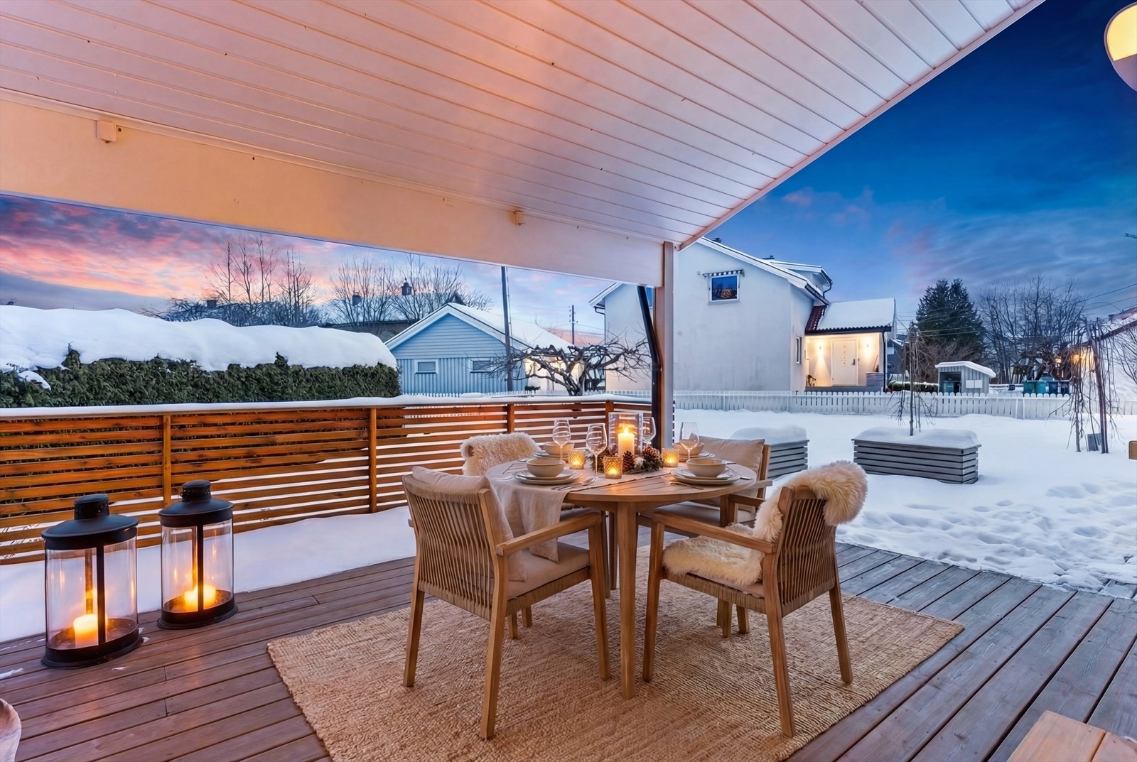 Stor terrasse på ca. 48 kvm med gode solforhold fra morgen til kveld. Et fantastisk uterom for sommerens sammenkomster. (Digitalt stylet) Galleribilde