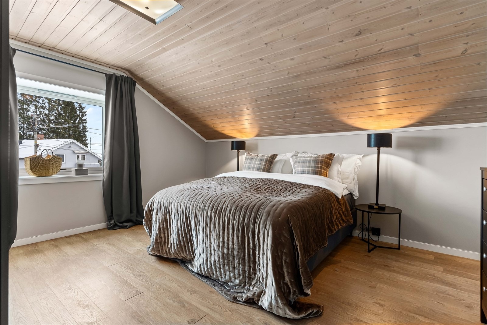 Hovedsoverommet er romslig og harmonisk, med behagelige fargetoner. Et fredelig tilfluktssted for gode netter. Galleribilde