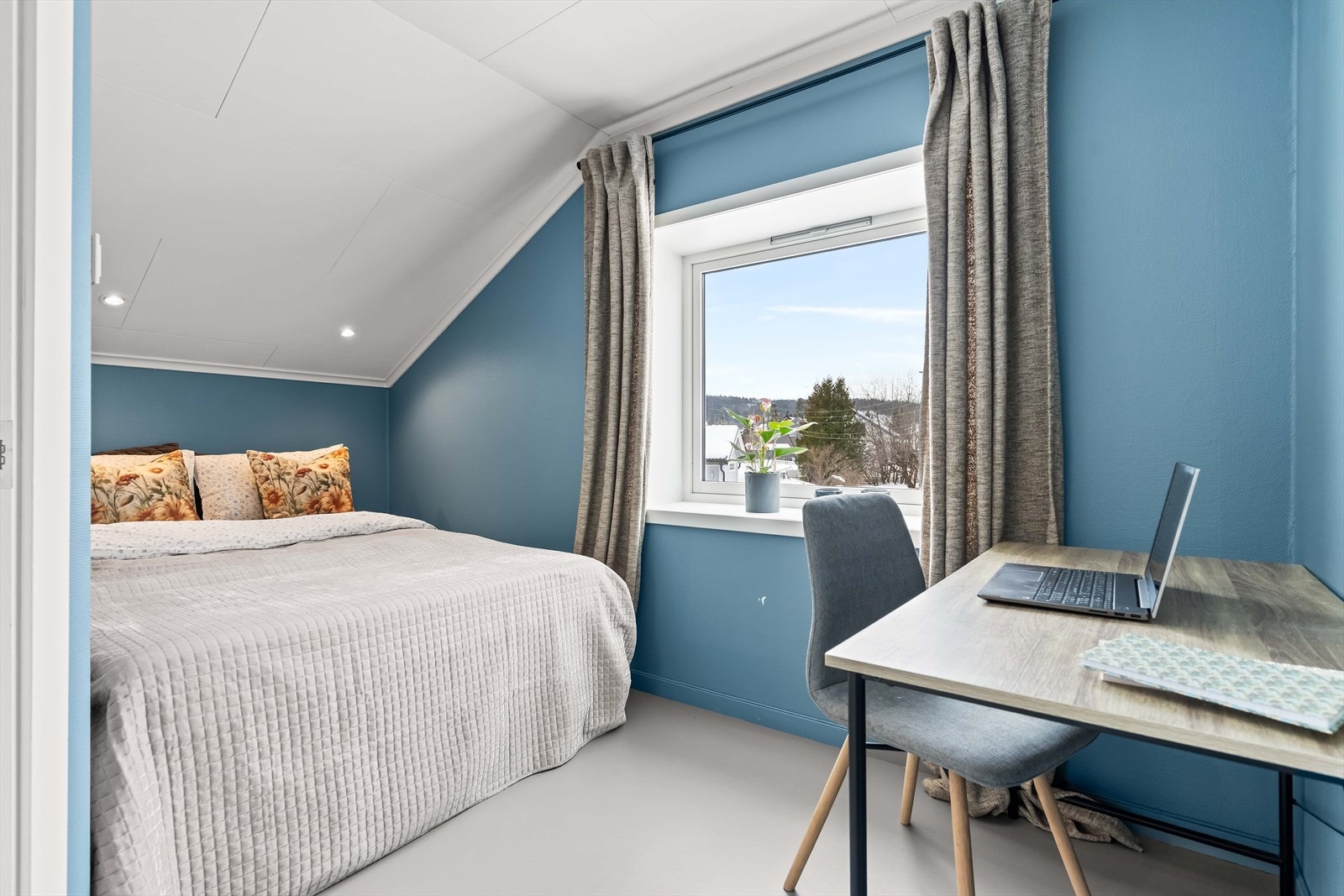 Soverom i tilknytning til loftstue - perfekt for tenåringen i huset. Praktisk og skjermet plassering. Galleribilde