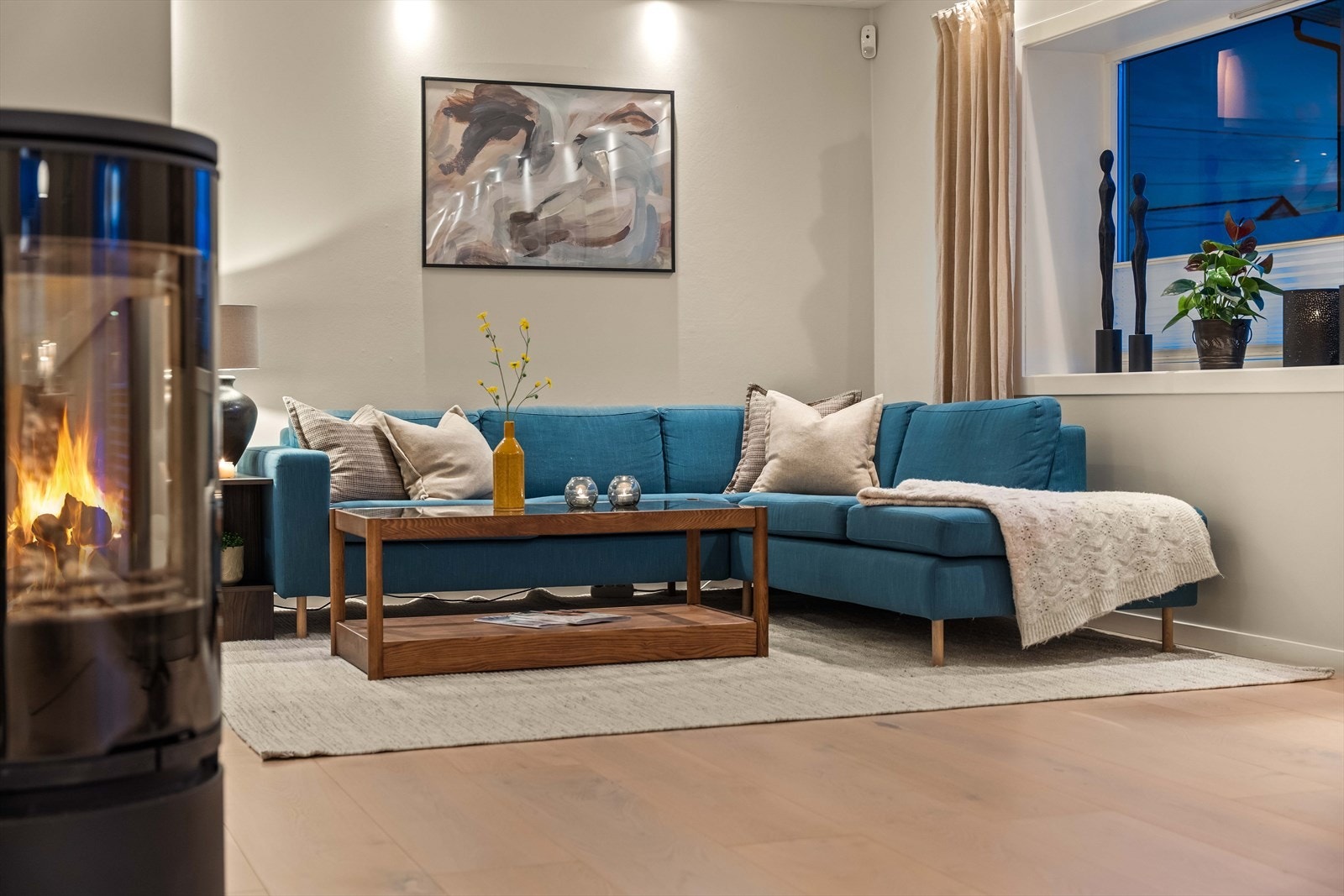 Peisovnen blir et varmt og stemningsskapende midtpunkt i rommet. Perfekt for kjølige høst- og vinterkvelder. Galleribilde