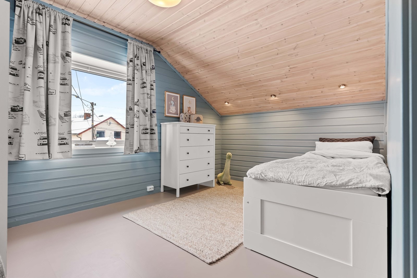 Soverom med hyggelig utsyn og god takhøyde under skråtak. Her trives både små og store. Galleribilde