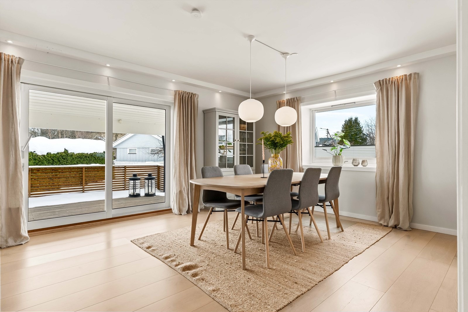 Store vindusflater gir fantastisk lysinnslipp og utsyn mot hage og terrasse. Rommet oppleves både lunt og luftig på samme tid. Galleribilde