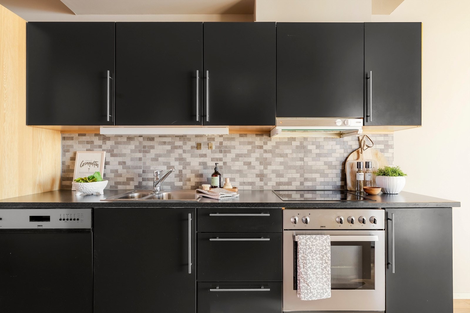 Innredningen består av slette fronter, god benkeplass og integrerte hvitevarer. Galleribilde