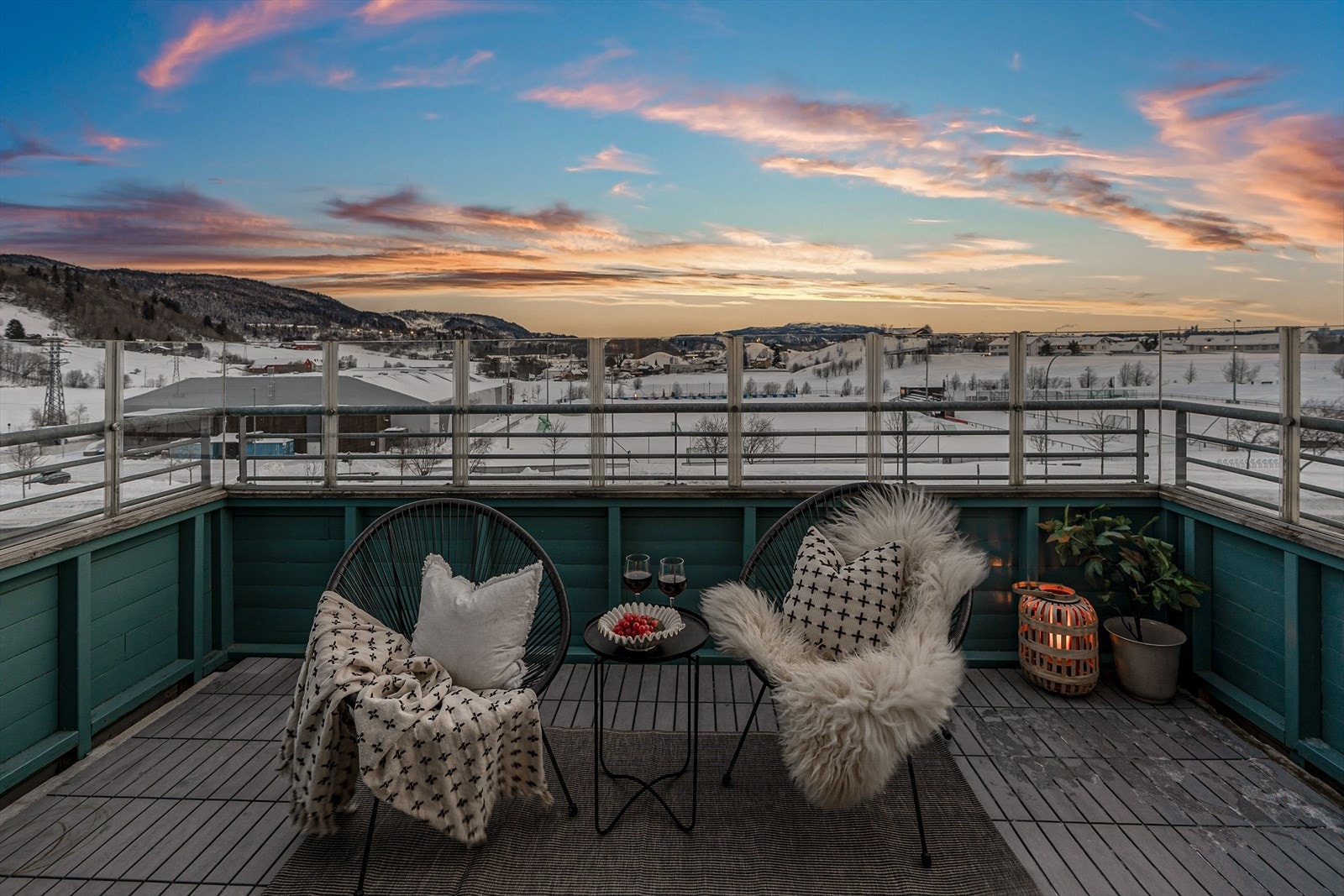 Bilde fra balkongen i kveldsmotiv. Galleribilde