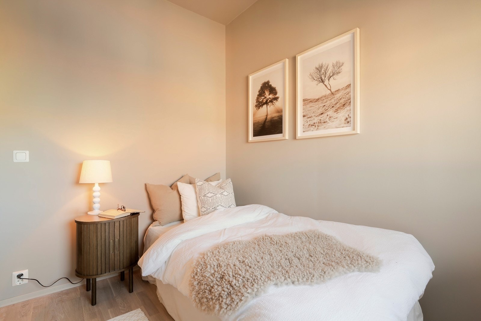 Soverommet har en rolig og lun utforming med plass til seng og tilhørende møblering. Galleribilde