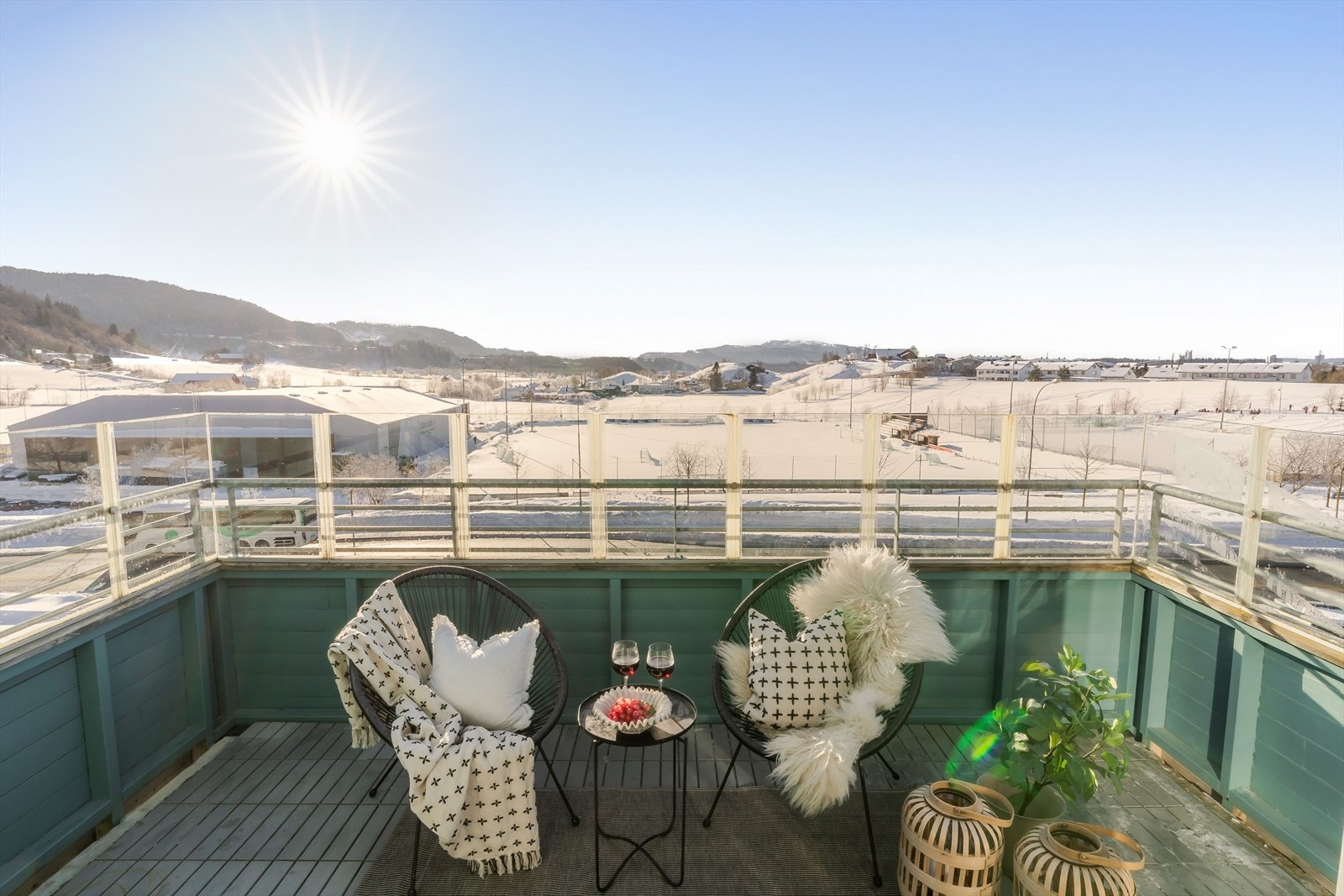 Leiligheten ligger i toppetasjen og har helt ypperlige sol- og utsiktsforhold. Galleribilde