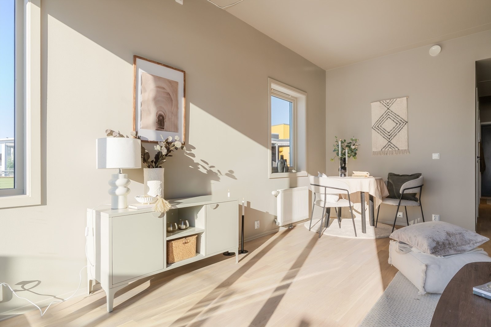 Stue og kjøkken er samlet i ett åpent og innbydende oppholdsrom på ca. 24 m². Galleribilde