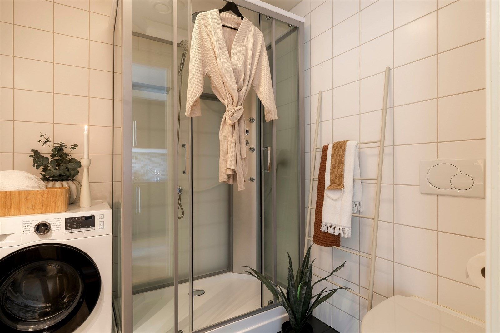 Flislagte vegger gir et rent og tidløst uttrykk, og planløsningen er effektiv med alle funksjoner samlet på en oversiktlig måte. Galleribilde